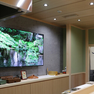 大きなモニターには金沢の風景が映し出され、金沢の風土を感じながら食事を楽しめます