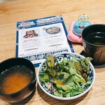 肉寿司 肉和食 KINTAN - お肉の前にサラダ、お味噌汁も　右手はホットジャスミン茶