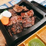 283611528 - アツアツの鉄板にのってきます！