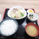 食堂 アサドラ - ガッリ系メニューの「肉野菜炒め定食」濃い目の味付けなので、ご飯は大盛りにしてガッリ定食に！！