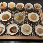 仁修樓 - 野菜甘酢漬け
      クラゲ酢物
      よだれ鶏(蒸し鶏)
      スッポン煮凝り
      2種ナッツ飴炊き
      ハチノス牛バラ煮込み
      フカヒレ煮凝り
      海老帆立すり身合鴨水かき包蒸し　　　　　
      クリスピーポーク　猪燒売
      上海蟹小籠包