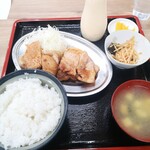 食堂 アサドラ - マヨネーズのボトルが付いて来ます!