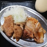 食堂 アサドラ - 肉は二段になってます、ご飯はバランス的には、大盛りが合うと思います！