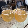 Y.Y.G. Brewery & Beer Kitchen - ドリンク写真:左: One Dove ベルジャンホワイト 360ml 990円税込、右: Hi, Delic! Hazy IPA 360ml 1210円税込、以下内税表記