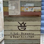 Y.Y.G. Brewery & Beer Kitchen - 7階に上がるエレベーター前に出てる看板