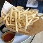 Y.Y.G. Brewery & Beer Kitchen - トリュフ風味のフレンチフライズ 2種の選べるソース 940円、選んだソースはブルーチーズとスパイシートマト