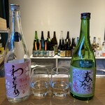伊勢五本店 - 山口 わかむすめ 薄花桜500円、兵庫 奥播磨 春待ちこがれて400円、いずれも60mlの値段。