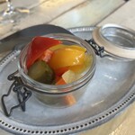 Y.Y.G. Brewery & Beer Kitchen - 色とりどりの自家製ピクルス680円、お新香ではなくピクルって感じの味