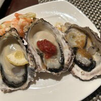 ロビーラウンジ 「マーブルラウンジ」 ヒルトン東京 - 牡蠣は1人3個までの制限あり、我々はものすごい値引きだったので文句ないけど9900円払ってたら無制限にしてよと言いたくなる。