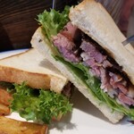 CHILLAX BURGERS&WINE - ビーフパストラミサンド