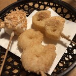 串揚げとおばんざい 天海屋 - 串揚げ　おもち、エビ、カラシ蓮根