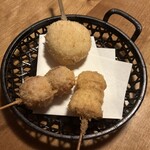 串揚げとおばんざい 天海屋 - 串揚げ　にんにく、ベーコンうずら、チーズはんぺん
