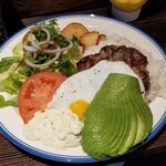 CHILLAX BURGERS&WINE - ロコモコプレート（アボカド付）