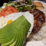 CHILLAX BURGERS&WINE - ロコモコプレート（アボカド付）