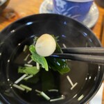 寿司割烹　笑福亭 - 吸い物にワカメと丸い麩