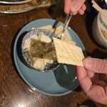 ホルモンさわ - クラッカーにチーズをのせて。