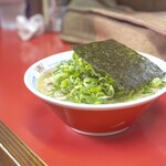日の出商店 - チャーシューそば（塩味、700円）。