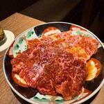 厳選焼肉 一石三鳥 - 手前がハラミ・奥が上カルビ