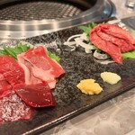 馬肉×ワイン 気まぐれバル 恵比寿 Whim - 特選馬刺し 3種盛り タン刺し