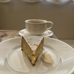 喫茶tton - 護衛艦正面風に撮りたくなる、シャープなカット