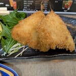 肉厚でふっくらしたアジフライが2枚も。