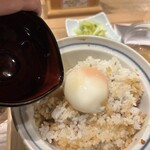 新潟カツ丼タレカツ 飯田橋店 - 最後に温泉卵をつぶしてごはんと混ぜる