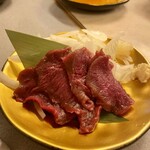 居酒屋 なんちゃん - と言いつつ、すぐ肉を欲する。これは馬刺し