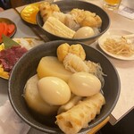 居酒屋 なんちゃん - 初手のおでん10点盛り×2。ホントだ具材が全く違います