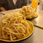居酒屋 なんちゃん - お通し6人前！　コレもおでん食べ放題ルールに関係しているらしい。もやし嫌いな誰かさんの顔が浮かぶ(^^)