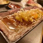 居酒屋 なんちゃん - 牛タン刺身。牛タンが皿に見えて最初から玉子とネギだけかと思った(^^)