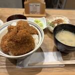 新潟カツ丼タレカツ 飯田橋店 - 丼の上にヒレカツと下にまたヒレカツがあってキレイで美味しそう