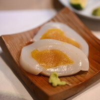 うを徳 - "鱲子（からすみ）＋唇瓣烏賊（もんかふいか、=かみなりいか）"、斷面（きりくち）