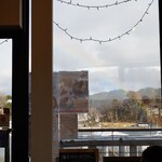 アンカーコーヒー - 真ん中の窓にかすかに虹が