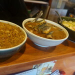 日の丸や - カウンターにズラリと並ぶおばんざい