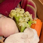 愛ル豚 肉の創作酒場 - 鶏と新鮮野菜の蒸し料理