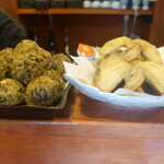 日の丸や - カウンターにズラリと並ぶおばんざい