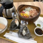 こめらく 海鮮茶漬けとおむすびと。 - 2025/1/31 モーニングで利用。中落ちと漬けまぐろ二色ごはん(1,280円) おにぎり　鮭ほぐし(190円)
おにぎり　岩のり(190円)