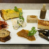 ON the TABLE CHINESE - 