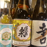 串カツの中村屋 - カウンターに並ぶお酒