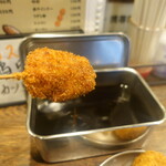 串カツの中村屋 - 卓上に置かれたタレで大阪スタイルの串カツを楽しみます