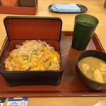 なか卯 豊洲店 - 蓋をあけた絶品親子重、季節の具だくさんみそ汁