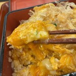 なか卯 - お箸ですくい上げた絶品親子重