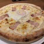 マイアミガーデン 浅草店 - 半熟卵のカルボナーラピザ