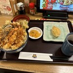 天丼てんや 成増店 - 華やかな冬の幸・海の幸の冬天丼、みそ汁、漬物、スイートポテト天ぷら