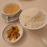 中国飯店 三田店 - ランチのご飯、スープ、搾菜