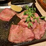 炭火焼肉・ほるもん こち家 - タン塩！もちろん、牛！笑笑