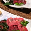 もつ鍋と馬刺し 馬肉寿司 居酒屋 九州小町 個室 飲み放題 - 料理写真:馬刺し盛り合わせ：赤身、ロース。