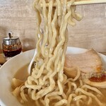 らぁめん蓮華 - 水戸市鯉淵「麺工房ミタニ」さん製、低加水極太縮れ麺