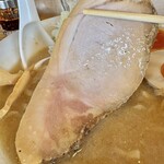 らぁめん蓮華 - チャーシュー2枚分はある大きさ。肉の歯応えがしっかりしていて、とても美味しいチャーシューです♪