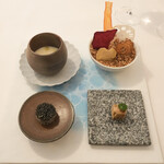 Restaurant KAITO - お楽しみ 　　フォアグラのテリーヌと蜂蜜とスパイスサンド 　　鮑にサワークリーム、エシャロットにキャビア乗せ 　　温かいじゃがいもポタージュに洋梨ピューレ 　　蓮根、ビーツ、さつまいも野菜チップス
